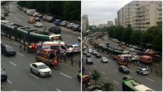 Ambulanță lovită puternic de un tramvai, pe Șoseaua Ștefan cel Mare din București