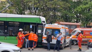 Şoferul ambulanţei lovite de un tramvai în Bucureşti a vrut să evite legal coloana de maşini. Salvarea a rămas prinsă între vagon şi gard