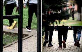 Cinci elevi din Damboviţa şi-au violat două colege minore. Fetele abuzate au dizabilităţi