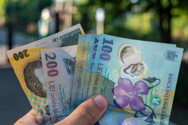 Cât vor primi românii în mână după creşterile salariale de la 1 iulie. Cum se calculează salariul minim european