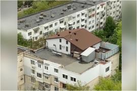 Vilă cu două etaje, construită pe acoperişul unui bloc din Moldova. Specialiştii ştiu de ani de zile că locuinţa este ilegală