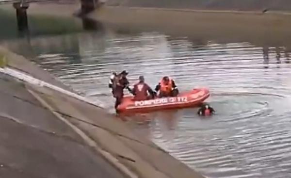 A murit pentru fericirea copilului. Un bărbat din Hunedoara s-a înecat încercând să recupereze un băţ cu care fiul său se juca în apă