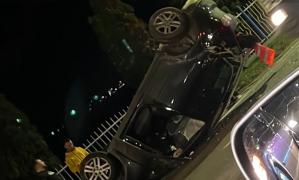 Carambol pe DN1, în Cluj. Una dintre maşini s-a răsturnat pe plafon, o tânără de 20 de ani a ajuns la spital