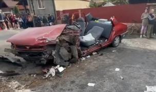 Accident de groază în Mureş: un şofer a intrat pe contrasens, după ce i s-a făcut rău la volan. Impactul, atât de puternic încât a rămas blocat în Dacie