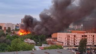 Flăcări uriaşe, la o clădire dezafectată din nordul Bucureştiului. Martorii spun că au auzit mai multe explozii puternice