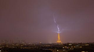Când ajunge în România furtuna care a făcut prăpăd în vestul Europei. 20.000 de fulgere au brăzdat cerul în Franța