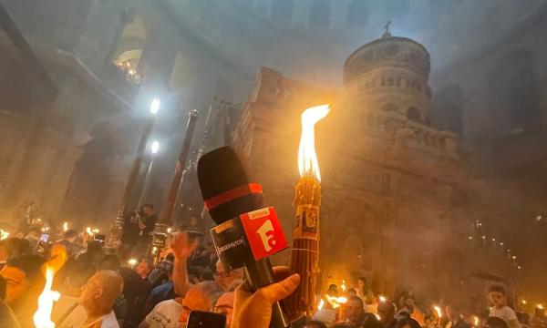 Sfânta Lumină de la Ierusalim s-a aprins. Din mâinile Patriarhului, Focul Sfânt va ajunge în toată lumea ortodoxă
