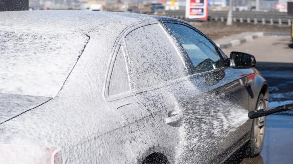 Cum se spală corect mașina la self wash. Trucul pe care mulți șoferi nu îl știu