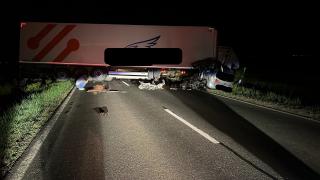 O şoferiţă de 29 de ani a murit pe loc, într-un accident înfiorător. Mașina tinerei a intrat sub remorca unui TIR, pe un drum din Buzău