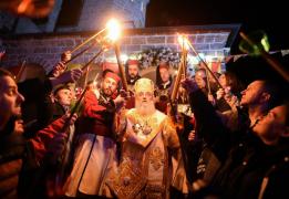 Reportaj Observator din Ierusalim: Români, israelieni, ruşi, ucraineni sau greci au împărţit Lumina Sfântă şi au anunţat vestea cea mare: Hristos a Înviat