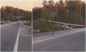 Momentul în care un avion de mici dimensiuni aterizează printre mașini, pe o autostradă din Letonia