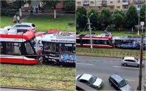 Două tramvaie s-au ciocnit violent în Arad, după ce unul dintre vatmani n-a frânat la timp. Două femei au fost rănite, una dintre ele a ajuns la spital