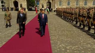 Xi Jinping, aşteptat cu covorul roşu şi dansuri tradiţionale la Budapesta. China ar putea ar putea începe producţia de baterii şi vehicule electrice în Ungaria