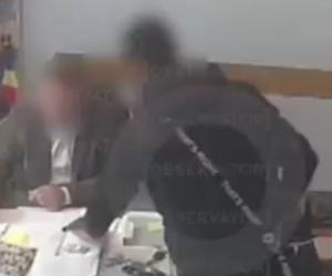 Şpagă cash, livrată la plic. Metoda preferată de primarul comunei Troianul, care dădea contracte pe bani