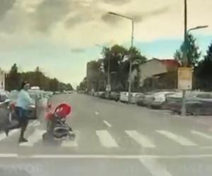 Momentul în care mama şi fetiţa ei sunt spulberate pe trecere, în Capitală. Filmare cu camera de bord