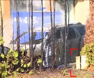 Două maşini au luat foc în Pipera, la câțiva pași de o conductă de gaz. Zeci de locatari, scoși din case