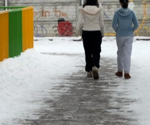 Şcoli închise din cauza gerului: 2.200 de elevi au trecut în online, iar 100 sunt din nou "în vacanţă"