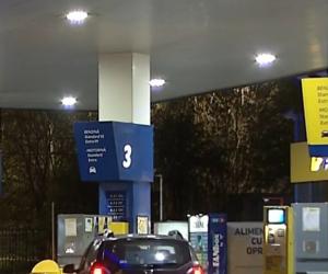 Surpriză la pompă. Benzina premium, mai ieftină decât cea standard