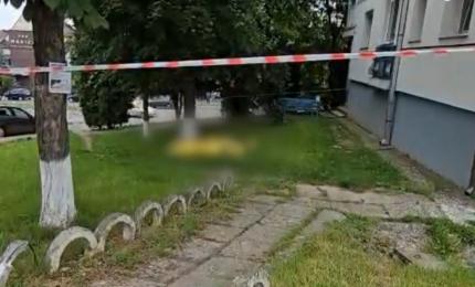 Moarte suspectă la Botoşani: un bărbat a fost găsit fără suflare în faţa blocului în care locuia Moarte suspectă la Botoşani: un bărbat a fost găsit fără suflare în faţa blocului în care locuia