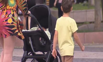 Soluţiile părinţilor pentru a ţine pasul în creşterea copiilor: "Săptămânal trebuie să îi iau câte ceva" Soluţiile părinţilor pentru a ţine pasul în creşterea copiilor: "Săptămânal trebuie să îi iau câte ceva"