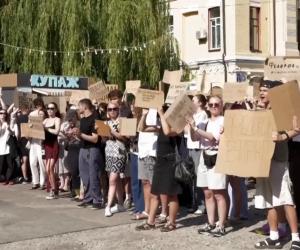 Protest rar în Ucraina: Mii de oameni indignaţi de decizia lui Zelenski de a-l demite pe ministrul Apărării