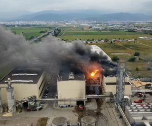 Două explozii au zguduit Kronospan, o fabrică din Braşov. Ciuperca de fum, vizibilă de la kilometri distanţă