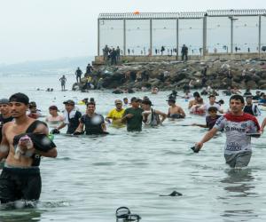 Majoritatea migranţilor care au asaltat Spania sunt bărbaţi tineri. De ce e considerat Pedro Sanchez vinovat