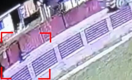 Momentul în care un bărbat pierde controlul ATV-ului şi se înfige în gard. Medicii nu l-au mai putut salva Momentul în care un bărbat pierde controlul ATV-ului şi se înfige în gard. Medicii nu l-au mai putut salva