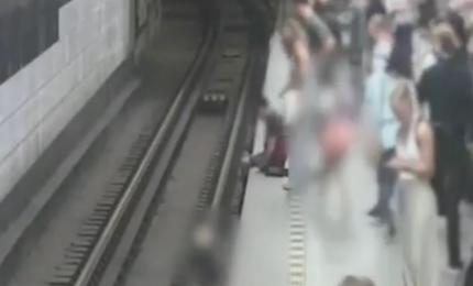 Momentul în care un copil de 7 ani cade la metrou, chiar înainte de sosirea trenului. Un călător sare după el Momentul în care un copil de 7 ani cade la metrou, chiar înainte de sosirea trenului. Un călător sare după el