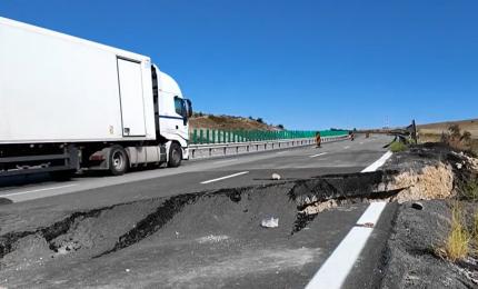 Autostrada de peste 90 de milioane de euro se crapă din nou. Diferența de nivel depășește un metru Autostrada de peste 90 de milioane de euro se crapă din nou. Diferența de nivel depășește un metru