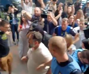 Momentul în care Ionel Rusen, aliatul lui Călin Georgescu, loveşte un jurnalist la DIICOT