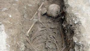 ÎNFRICOȘĂTOR! Cum a fost găsit, după sute de ani, trupul unei FETIȚE VRĂJITOARE de 13 ani