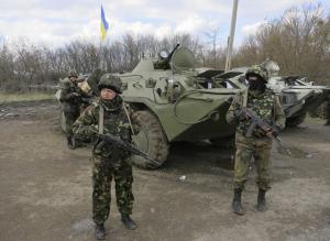 TAB-urile ucrainene au dezertat! Militarii s-au alăturat separatiştilor şi au arborat drapelul Rusiei