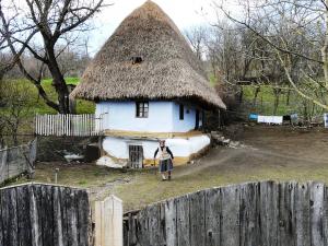Foto! O căsuţă de poveste din România, atracţia turiştilor!
