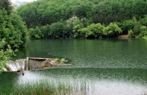 Un PARADIS de care nu mai ştie nimeni! Lacul cu apă cristalină din Bihor