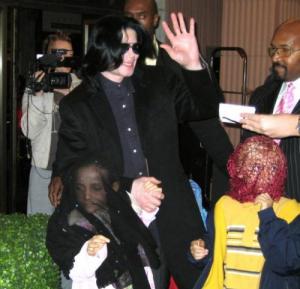 Dincolo de scenă şi scandaluri, Michael Jackson era “un tată normal”