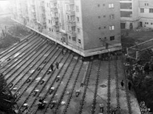 Te lasă fără cuvinte! România, sub comunism: Un bloc de 7.600 de TONE, mutat cu locatarii înăuntru!