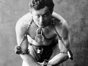 Video! O poveste inedită! Houdini, magicianul care a vrut să păcălească moartea