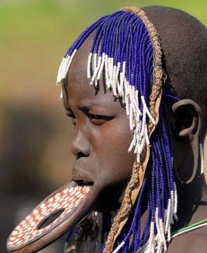 Imagini incredibile! Femeile dintr-un trib etiopian își pun FARFURII în buze!