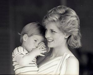 O viaţă "furată" de paparazzi! Diana, Prinţesa inimilor ar fi împlinit, astăzi, 53 de ani!