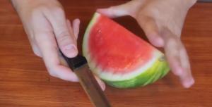 VIDEO UTIL! Ai decojit GREŞIT fructele până ACUM