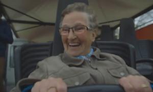 Video VIRAL! O bunicuţă de 78 de ani se dă, pentru PRIMA DATĂ, într-un roller-coaster