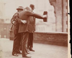 Este Ziua Mondială a Fotografiei! Primul selfie din lume a fost făcut în 1920