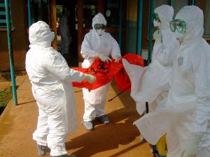 Unul dintre americanii infectaţi cu Ebola a ajuns în SUA