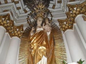 Statuia FĂCĂTOARE DE MINUNI a Fecioarei Maria, loc de pelerinaj în Harghita