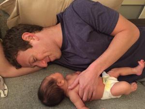 Mark Zuckerberg, pentru prima dată singur cu fiica lui pe Facebook. Cum arată micuţa Max