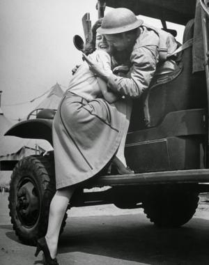 FOTO de colecţie! Marilyn Hare, actrița care a stârnit controverse în toată lumea! A sărutat 10.000 de soldaţi în Al Doilea Război Mondial