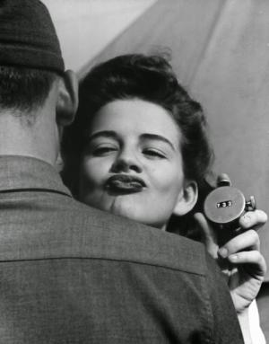 FOTO de colecţie! Marilyn Hare, actrița care a stârnit controverse în toată lumea! A sărutat 10.000 de soldaţi în Al Doilea Război Mondial