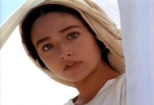 După 38 de ani! Cum arată Olivia Hussey, interpreta Fecioarei Maria din filmul Iisus din Nazaret!