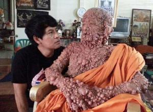 FOTO ȘOCANT! Călugărul cu trupul ACOPERIT DE NEGI
